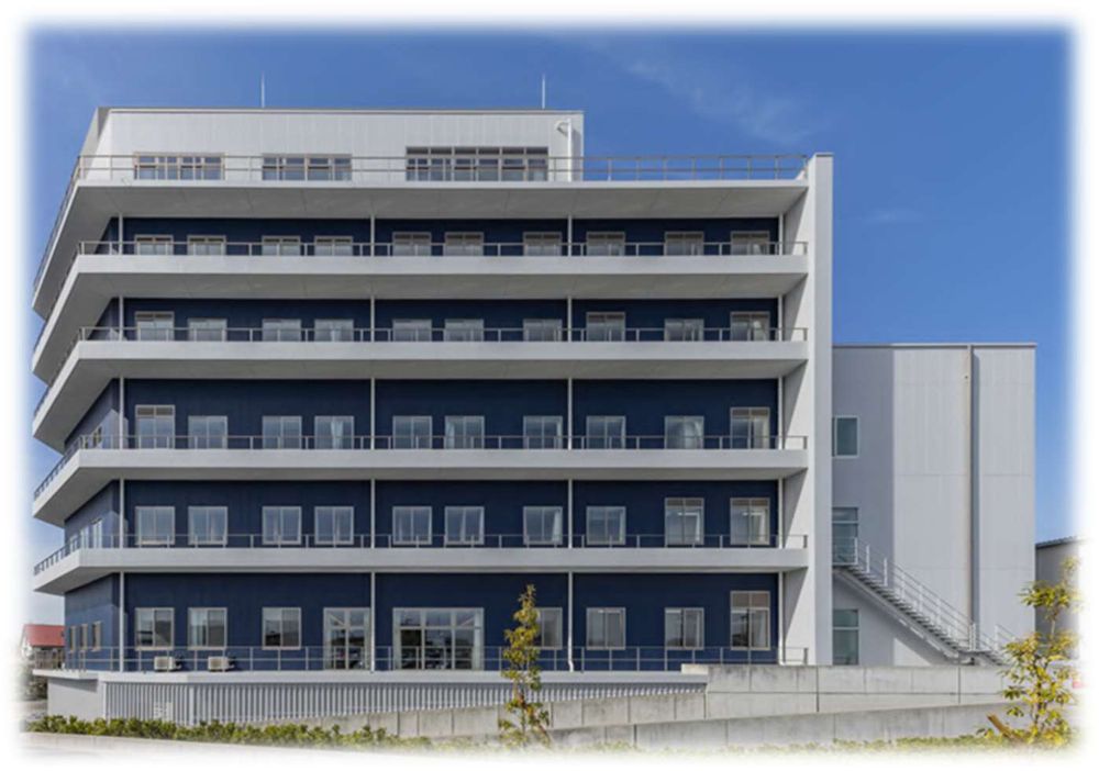 アネックス東側の外観。各階にバルコニーが連なる7階建ての建物